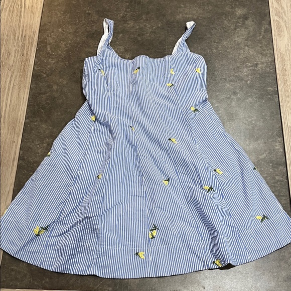 Free assembly dress - Picture 1 of 4
